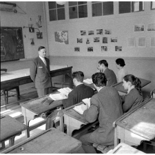 Cours secondaire : la classe pendant un cours.