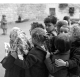 Rentrée scolaire : l'école maternelle de la rue Lamarck. Gros plan sur des élèves dans la cour.