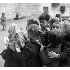 Rentrée scolaire : l'école maternelle de la rue Lamarck. Gros plan sur des élèves dans la cour.