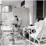 Sanatorium des étudiantes : Vence : Galerie de cure : Ecoute de la radiophonie intérieure