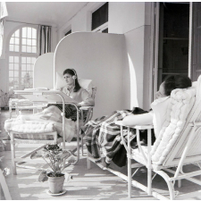 Sanatorium des étudiantes : Vence : Galerie de cure : Ecoute de la radiophonie intérieure