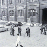Conservatoire national des Arts et Métiers. Un géomètre dans la cour, devant la statue du chimiste Nicolas Leblanc. 
