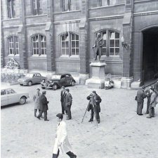 Conservatoire national des Arts et Métiers. Un géomètre dans la cour, devant la statue du chimiste Nicolas Leblanc.
