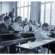 Collège-lycée d'Arsonval : le cours en amphi.