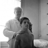 Centre d'éducation surveillée : la visite médicale.