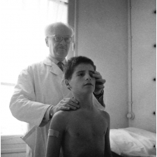 Centre d'éducation surveillée : la visite médicale.