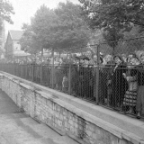 Rentrée scolaire, 1956 : les parents regardent dans la cour de l'école