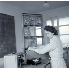 Lycée technique Jacquard : vérification des tensions de distribution sur rack de mesures électroniques.