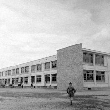 Prytanée de La Flèche : les bâtiments scolaires modernes : un jeune élève traverse la cour