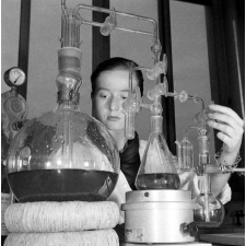 Faculté de sciences : les travaux pratiques en chimie.