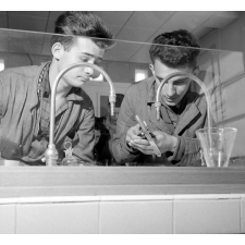 Ecole nationale d'enseignement technique de Montluçon : manipulation de chimie