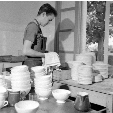 Jeunesse au plein air : colonie de Saumanes, la vaisselle dans la cuisine