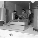 Ecole Nationale Supérieure de Mécanique et Aérotechnique : des étudiants stagiaires procèdent à des expériences électroniques en atelier.