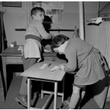 Méthode Freinet : l'apprentissage de l'imprimerie et la réalisation d'un journal scolaire. L'écriture d'un article par deux jeunes enfants.