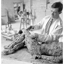Ecole des Arts Décoratifs : la sculpture d'après modèle féminin.