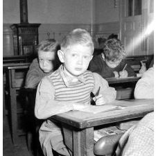 Ecole de garçons, rue Montcenis : exercice d'écriture dans la classe : un jeune garçon s'applique