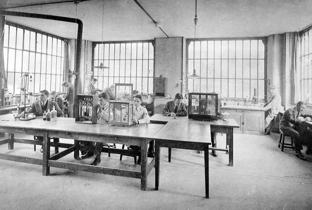 Ecole Nationale Professionnelle Henri Brisson - Vierzon. (Cher). 1933-1934.