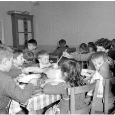 Ecole primaire de Labruguière : le service de restauration. Les élèves les plus jeunes sont à table sous la surveillance des plus âgés.