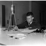 Ecole Nationale Supérieure de Mécanique et Aérotechnique : un étudiant stagiaire de l'Ecole de l'Air de Salon-de-Provence (13) participe à des travaux pratiques d'études thermiques.