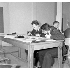 Ecole Nationale Supérieure de Mécanique et Aérotechnique : deux étudiants stagiaires de l'Ecole de l'Air de Salon-de-Provence (13) assistent à des cours théoriques.