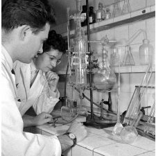 Faculté des sciences : travaux pratiques de chimie.