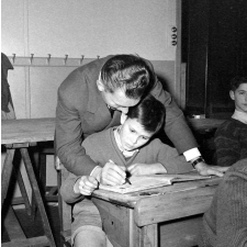 I.P.N. : scène de classe, un élève et son professeur