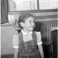 Ecole communale de la Ville de Paris, 1954, visite médicale : un élève.