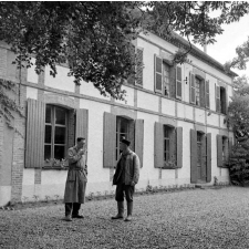 Crucey : L'instituteur s'entretient avec le garde-champêtre dans la cour de l'école