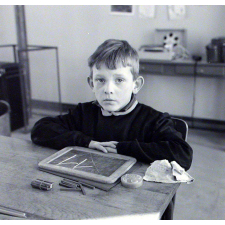 Ecole primaire. Un élève devant son ardoise.