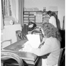Lycée Edgar Quinet, la bibliothèque. Les tables de travail.
