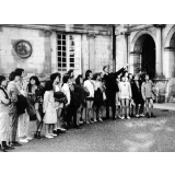 Institution St Joseph, château de Mesnières : abbé faisant visiter le château.