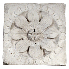 Rosace à motif végétal.
