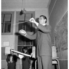 Ecole primaire de garçons, rue Robert Estienne à Paris : chef d'orchestre dirigeant une chorale