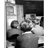 Enseignement audio-visuel. Une classe écoute à la radio la retransmission d'une pièce de théâtre : le Malade imaginaire, de Molière, par la troupe de la Comédie française.