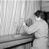 Centre de réadaptation fonctionnelle : la rééducation neuro-motrice. Exercices de coordination spatiale pour athétosiques (ergothérapie au labyrinthe pour la coordination doigts-mains-poignets-avant bras).
