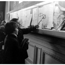 Musée d'Histoire de France : deux élèves devant une vitrine (clés, parchemins...)