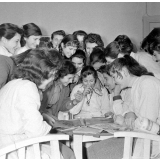Collège d'enseignement technique pour jeunes filles. Dans la salle de détente, les élèves feuilletent un magazine.