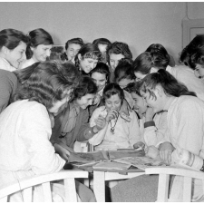 Collège d'enseignement technique pour jeunes filles. Dans la salle de détente, les élèves feuilletent un magazine.