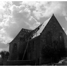 Lycée de Coutances : la chapelle près du lycée. La réfection du toît.