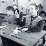 Ecole primaire. Les élèves, craies levées, attendent les consignes.