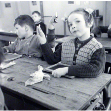 Ecole primaire. Les élèves, craies levées, attendent les consignes.