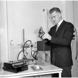 Ecole Nationale Supérieure de Mécanique et Aérotechnique : un étudiant stagiaire procède à une expérience en atelier sur le rayonnement thermique.