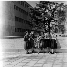Lycée de Coutances : un groupe de jeunes filles sur la terrasse.