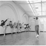Lycée Duruy : le gymnase. Un entraînement à la barre fixe.