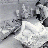 Ecole des Arts Décoratifs : la sculpture d'après modèle féminin.