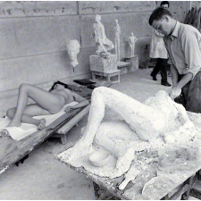 Ecole des Arts Décoratifs : la sculpture d'après modèle féminin.