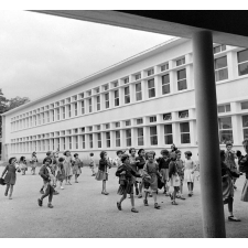 Groupe scolaire du Vigenal à Limoges : cour de récréation