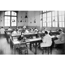 École Rachel - Fondation Léonard Rosenthal. Écoles d'Enseignement Technique gratuites - Section Féminine, 8 Rue Quinault - Paris.