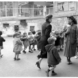 Rentrée scolaire : l'école maternelle de la rue Lamarck. Une mère accompagne son fils.
