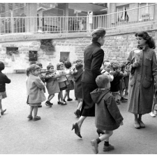 Rentrée scolaire : l'école maternelle de la rue Lamarck. Une mère accompagne son fils.